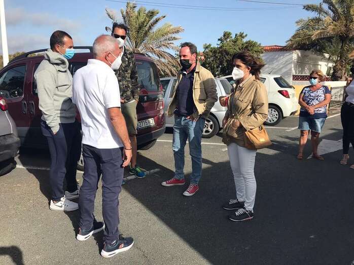 Carmen Hernández y el concejal Eloy Santana con vecinos de la zona/TA.